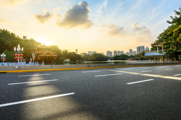 上海美丽的城市花园和传统的亭子建筑与空旷的柏油路图片下载