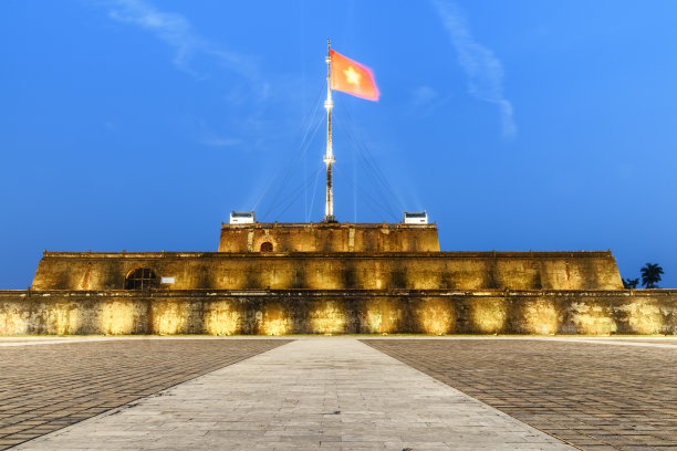 黄色的灯光照亮了皇城的旗楼图片下载