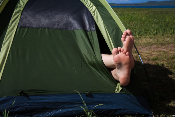 露营-光脚伸出帐篷图片下载
