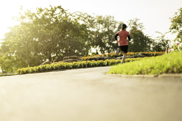 运动女性在户外公园以日落时间跑步，慢跑训练以健康生活方式锻炼概念，以拷贝空间，马拉松或运动概念。图片下载