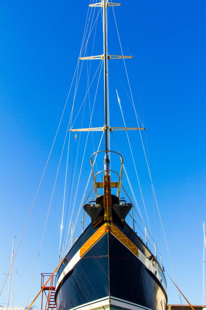 西班牙德尼亚的干船坞正在建造一艘船图片下载