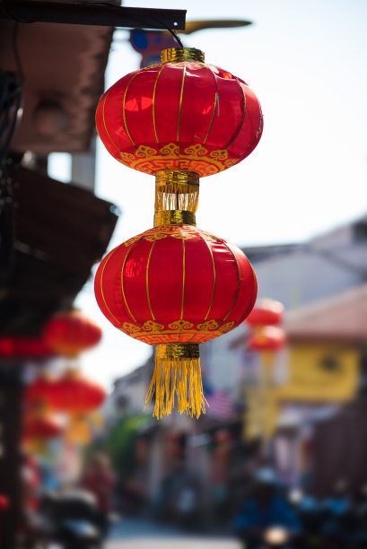马来西亚马六甲，中国新年期间，五颜六色的古老传统建筑上一排排的红灯笼装饰。图片下载
