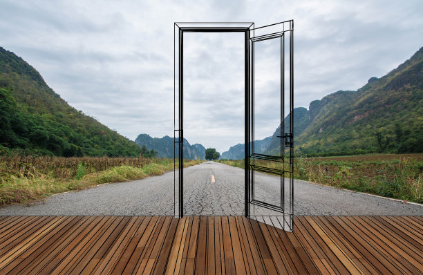 打开的门后的风景图片下载