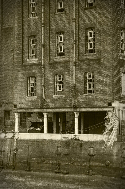 这是英国赫尔河岸边一座废弃的旧工厂。图片下载