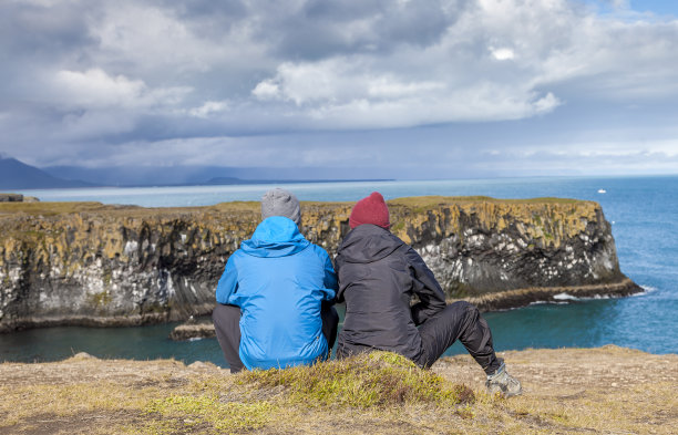 两个恋人欣赏着这景色图片下载