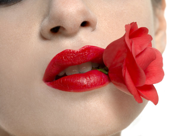 红唇和红玫瑰的特写图片下载