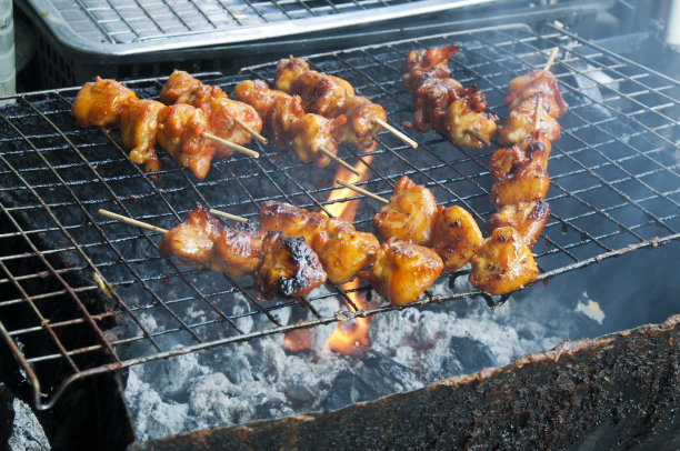 木炭烤架上烤肉串图片下载