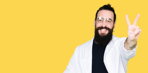 一个长头发，穿着白大褂的医生，用2号手指指着前方，脸上充满自信和快乐。图片下载