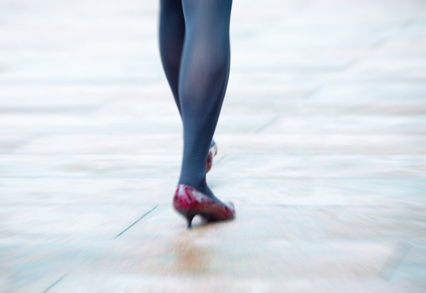 抽象的动作模糊了踏步的女人图片下载