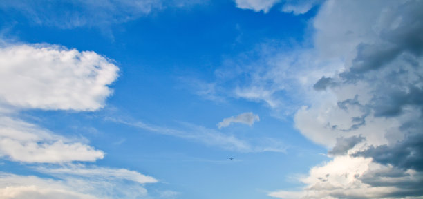 蓝天一边是白云，另一边是乌云图片下载