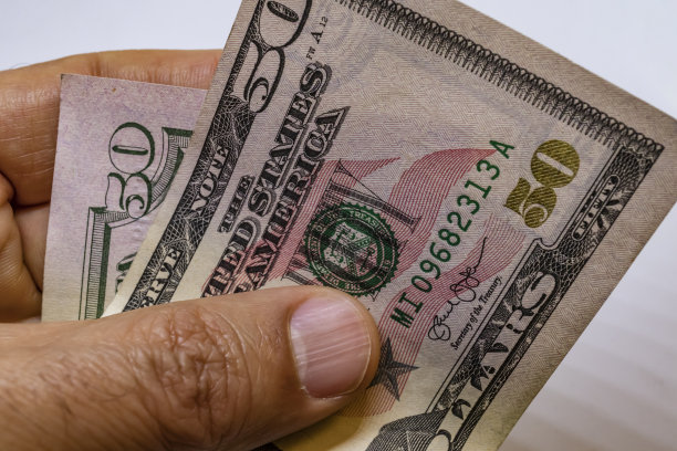 一堆钞票美元是世界贸易和经济体系的一部分图片下载