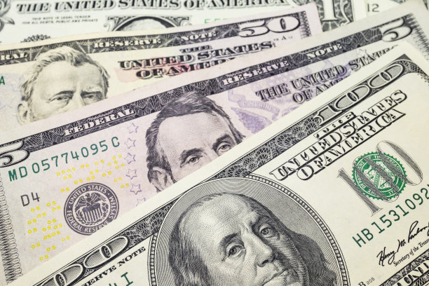 一堆钞票美元是世界贸易和经济体系的一部分图片下载