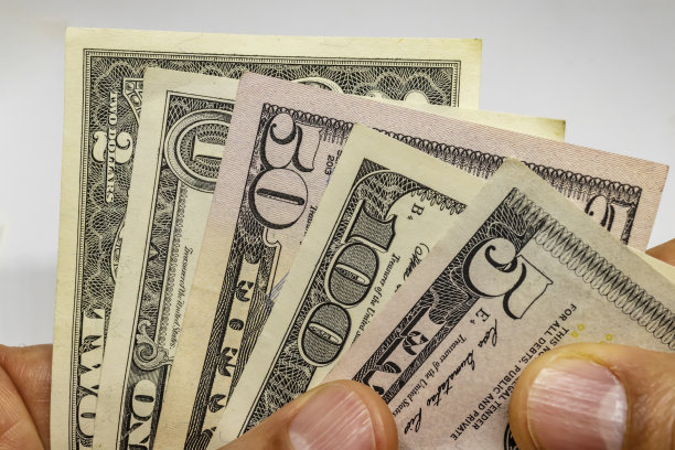 一堆钞票美元是世界贸易和经济体系的一部分图片下载