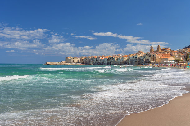 意大利西西里岛的切法卢-地中海(第勒尼安海)图片下载