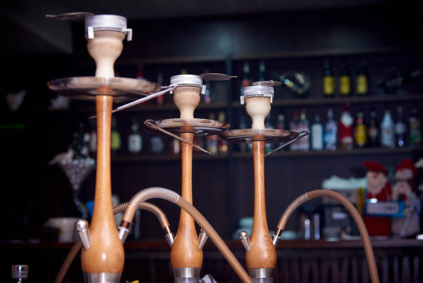 水烟在模糊的背景上的酒吧在餐厅。图片下载