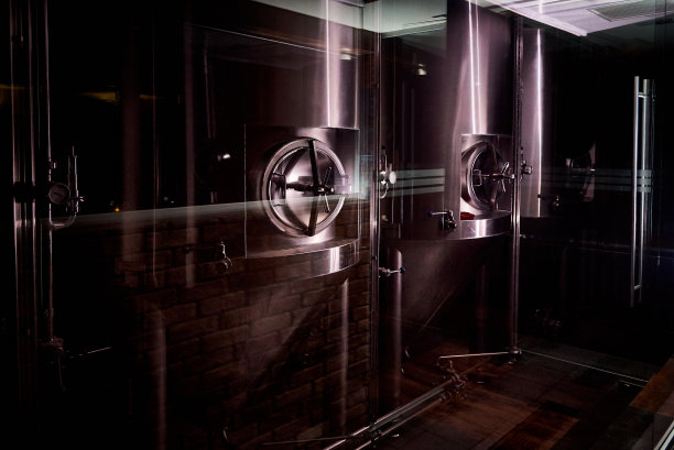 反射在暗室的玻璃设备上。图片下载