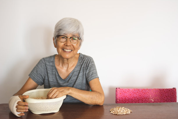 年长妇女选择豆子在家做饭图片下载