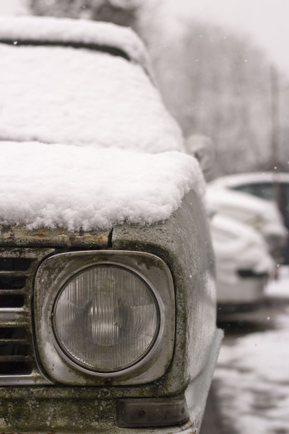 旧生锈的汽车覆盖着冬天的白雪图片下载
