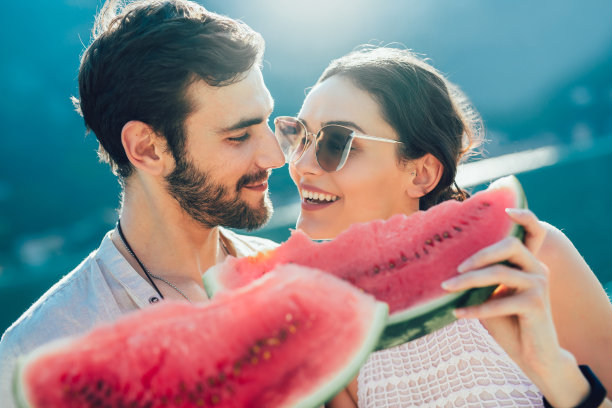 快乐的夫妇拿着西瓜片图片下载