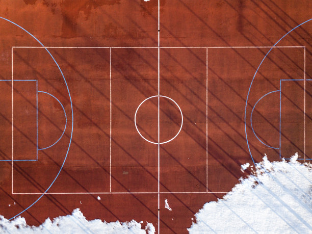 上方图形视图篮球，排球或足球场的红色背景，无人机摄影。图片下载