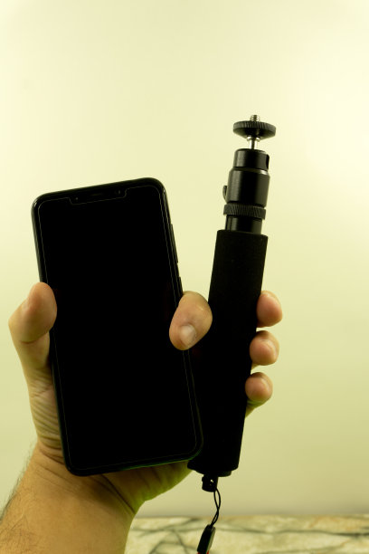 一个白色的智能手机在柔和的粉红色和蓝色背景顶视图与副本空间选择性焦点。图片下载