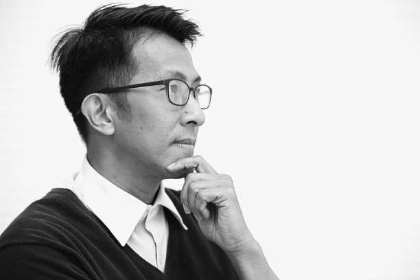 亚洲成年人与眼镜思考寻找远景的视力商人。图片下载