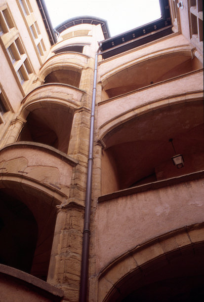 内部法院和旧里昂的塔图片下载