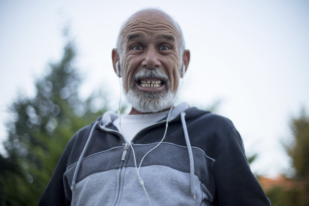 老肖像被他最喜欢的音乐感动了图片下载