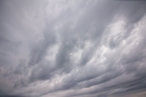 天空中有灰色的雨云图片下载