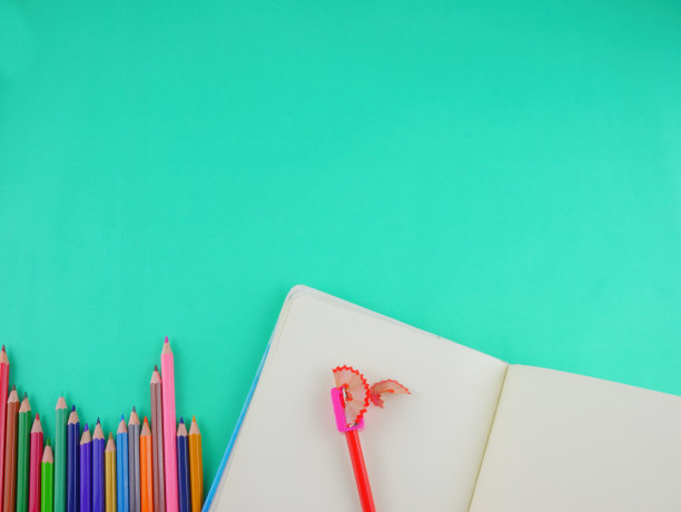 包含彩色铅笔和带复制空间的笔记本的文具俯视图扁平素材图片下载