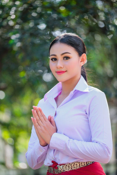 亚洲妇女用双手表示敬意图片下载