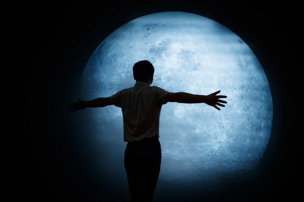 中年男人夜晚赏月图片下载