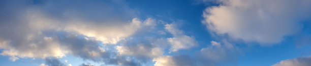 Сlouds在冬天的地平线上一个结冰的湖。图片下载