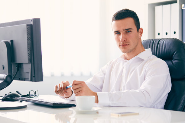 在办公室工作的男人，健美图片下载