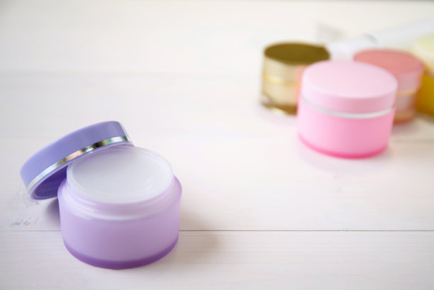白色木桌上放护肤化妆品，木桌上放美容护理霜和保湿霜，健康养生理念。图片下载