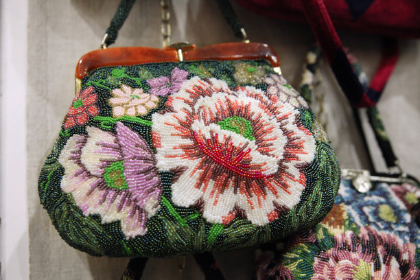 复古女士包，绣着珠子在跳蚤市场图片下载