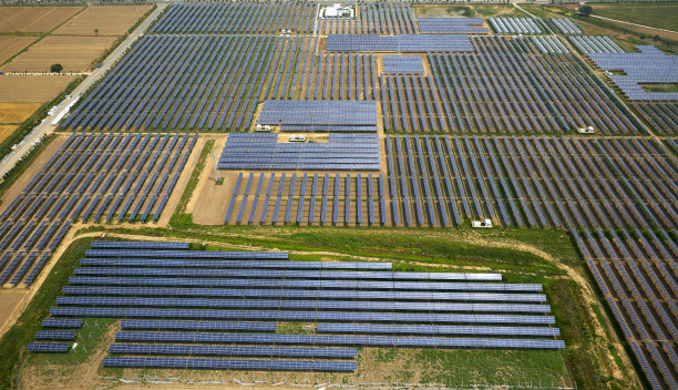 亚洲农村太阳能光伏区航拍照片图片下载