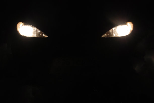 黑暗中汽车的前灯图片下载