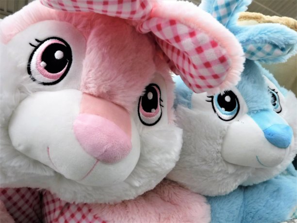 粉色和蓝色毛绒复活节兔子图片下载