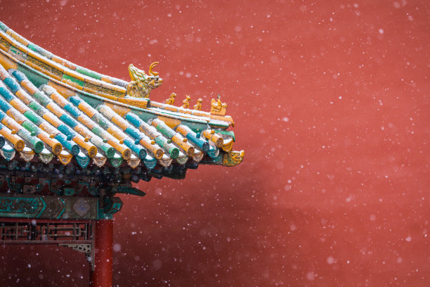 中国传统风格的凉亭与五颜六色的屋顶在雪图片下载