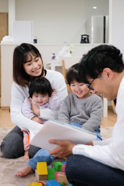 父亲给孩子和婴儿读书图片下载