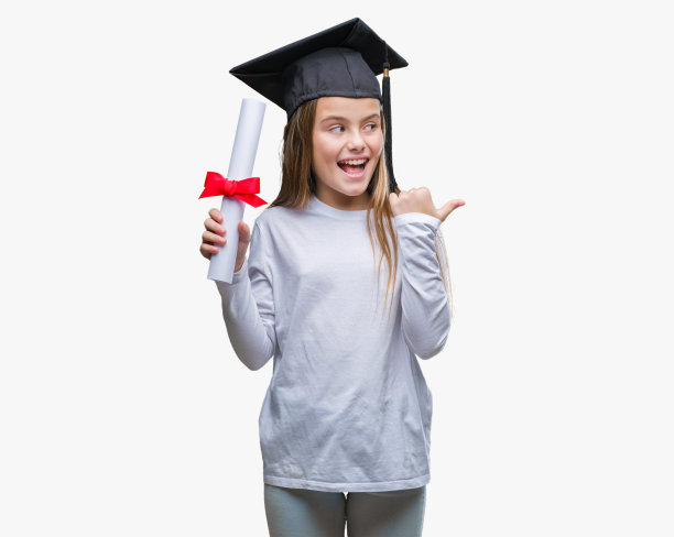 年轻美丽的女孩戴着学位学位在孤立的背景指向和显示拇指向上到一边与幸福的脸微笑图片下载