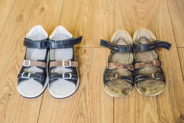 新旧儿童矫形鞋。托马斯·希勒，足弓支撑图片下载