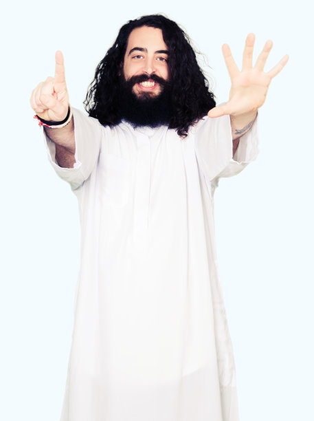 一名身穿耶稣服装的男子用第六根手指指着前方，脸上露出自信和快乐的微笑。图片下载