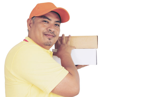 递送员橙色帽子和黄色衬衫携带包裹邮筒发送给收件人，电子商务和网上购物概念，孤立在白色背景图片下载