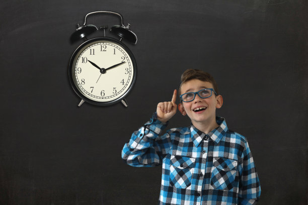 男孩孩子提醒闹钟时间黑板提醒图片下载