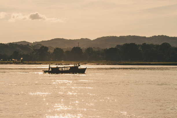 缅甸蒲甘伊洛瓦底江客轮图片下载