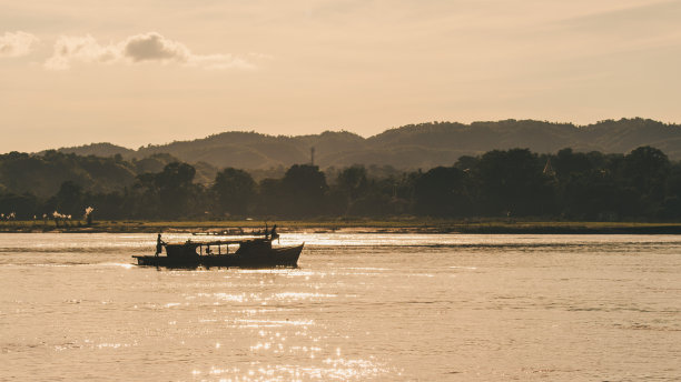 缅甸蒲甘伊洛瓦底江客轮图片下载