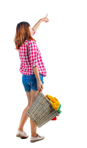 背影指女人与篮子脏衣服。女孩图片下载