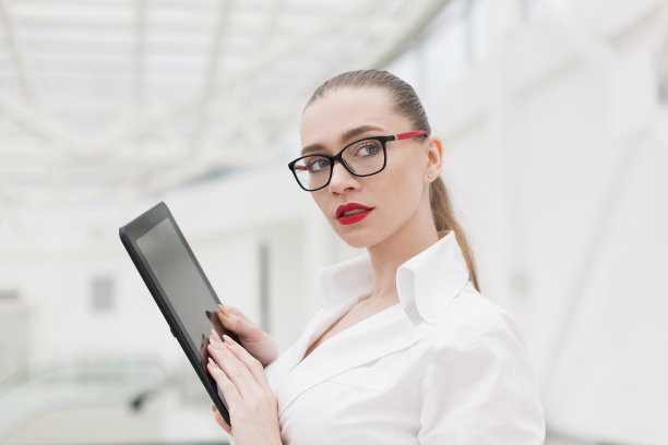 白色衬衫，平板电脑，眼镜，严肃图片下载